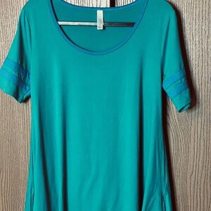 LULAROE SIZE S WOMEN’S PERFECT TEE T-SHIRT TOP GREEN WITH BLUE STRIPED SLEEVES